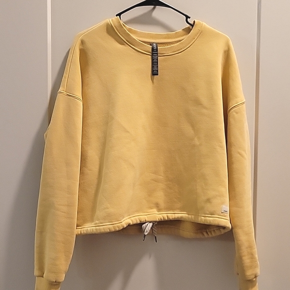 Vuori Tops - VUORI Restore Relaxed Fit Womens Cropped Sweatshirt Pale Yellow Crew Neck Medium